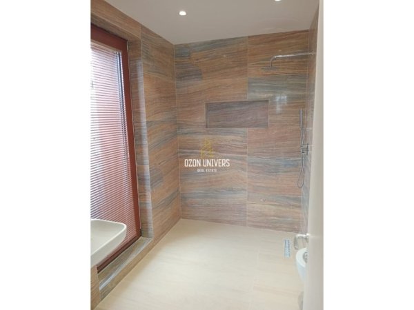 Tirane, jepet me qera ambjent biznesi Kati 7, 70 m² 1.200 € (Rruga e Kavajës, pranë Kishës Katolike)