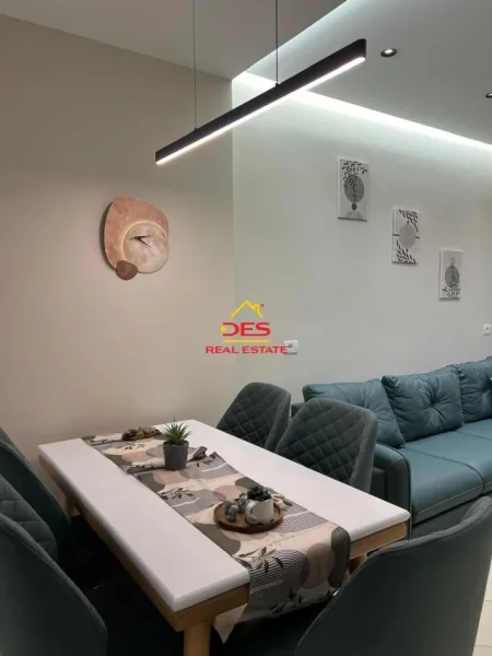 Vlore, jepet me qera apartament 2+1+Ballkon Kati 2, 115 m² 500 € (Rruga Jani Rexha)