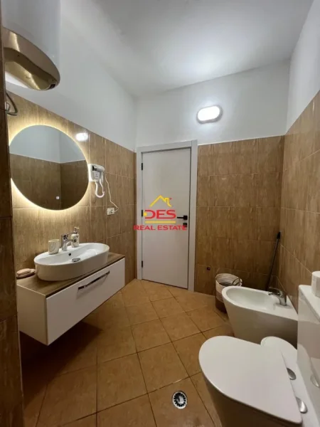 Vlore, jepet me qera apartament 2+1+Ballkon Kati 2, 115 m² 500 € (Rruga Jani Rexha)