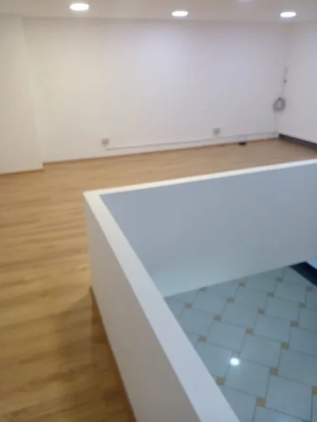 Tirane, jepet me qera ambjent biznesi Kati 2, 60 m² 600 € (Rruga e Barrikadave)
