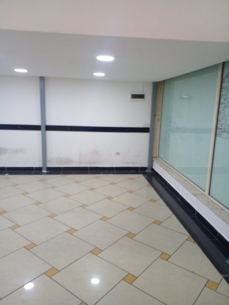 Tirane, jepet me qera ambjent biznesi Kati 2, 60 m² 600 € (Rruga e Barrikadave)