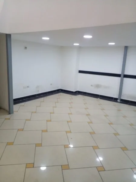 Tirane, jepet me qera ambjent biznesi Kati 2, 60 m² 600 € (Rruga e Barrikadave)