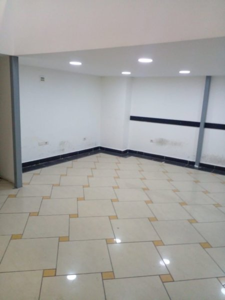 Tirane, jepet me qera ambjent biznesi Kati 2, 60 m² 600 € (Rruga e Barrikadave)