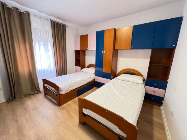 Tirane, jepet me qera apartament 2+1 Kati 8, 115 m² 850 € (medar shtylla)