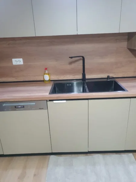 Tirane, jepet me qera apartament 2+1+Ballkon Kati 4, 1 m² 650 € 