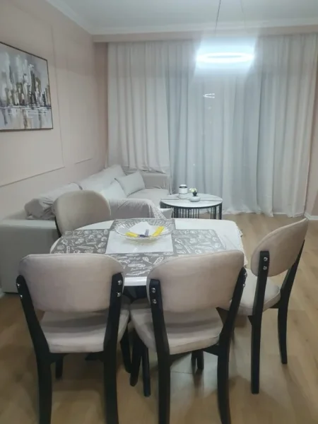 Tirane, jepet me qera apartament 2+1+Ballkon Kati 4, 1 m² 650 € 