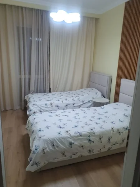 Tirane, jepet me qera apartament 2+1+Ballkon Kati 4, 1 m² 650 € 