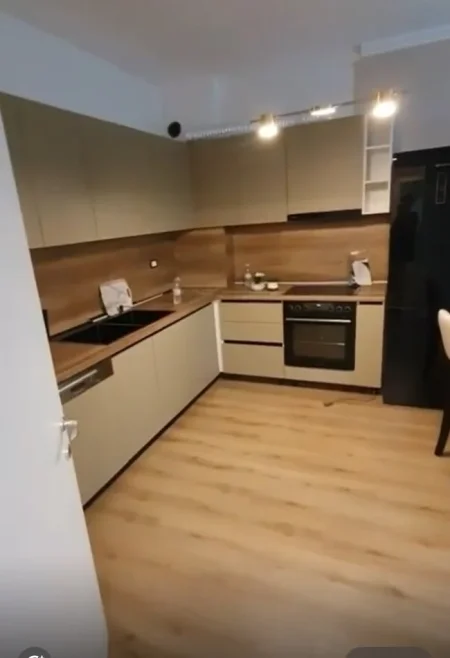 Tirane, jepet me qera apartament 2+1+Ballkon Kati 4, 1 m² 650 € 