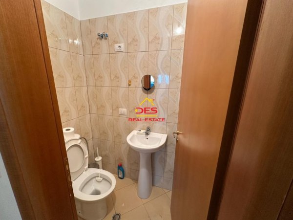 Vlore, jepet me qera apartament 2+1+Ballkon Kati 3, 110 m² 400 € (Rruga Murat Tërbaçi)