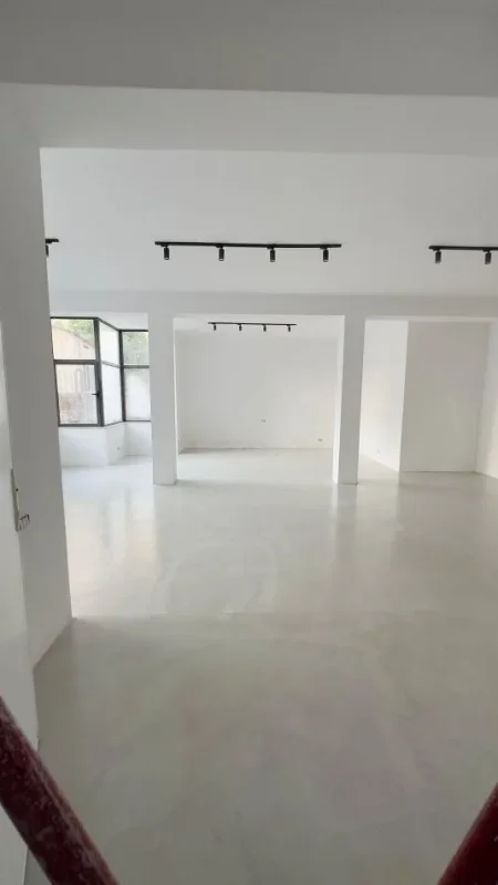 Tirane, jepet me qera zyre Kati 0, 100 m² 900 € (rruga e durresit)