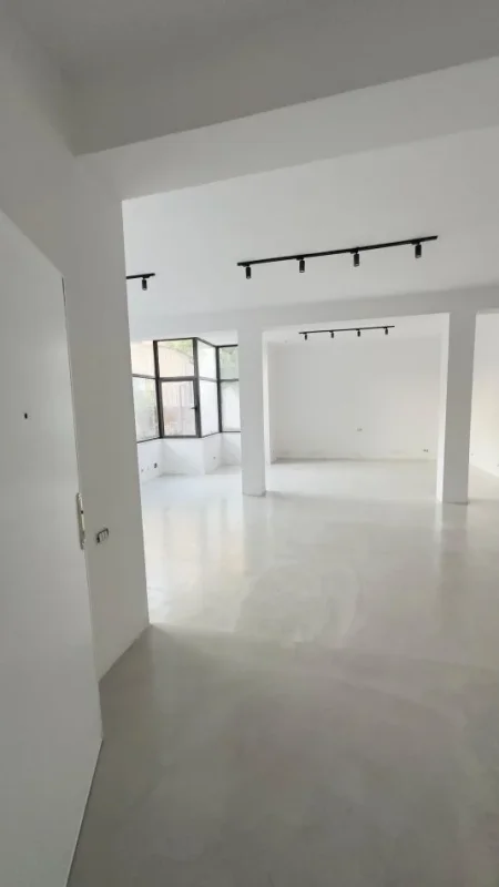 Tirane, jepet me qera zyre Kati 0, 100 m² 900 € (rruga e durresit)