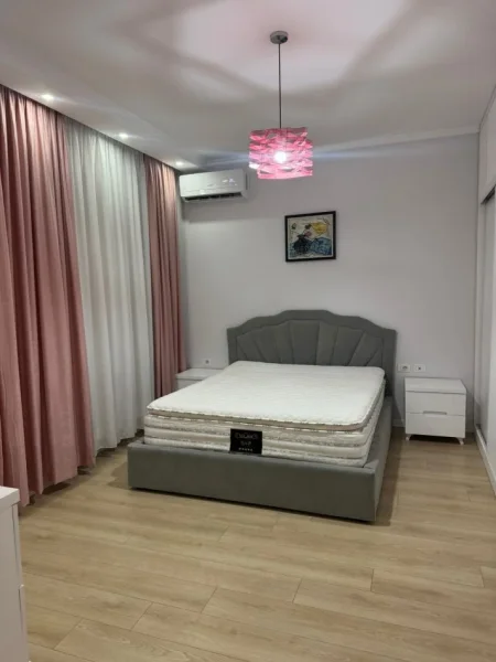 Tirane, jepet me qera apartament 2+1+Ballkon Kati 3, 98 m² 1.200 € (Rruga : 29 Nentori)