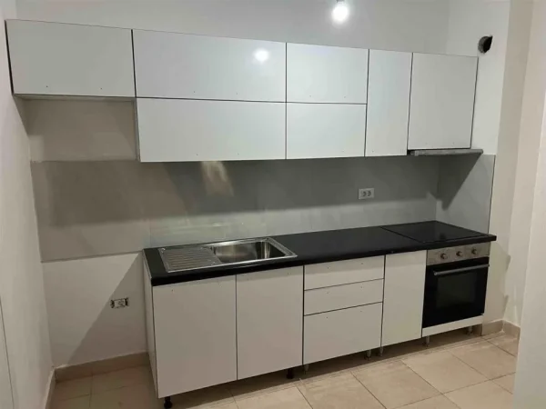 Tirane, jepet me qera apartament 1+1+Ballkon Kati 5, 75 m² 350 € (Rruga 5 Maj)
