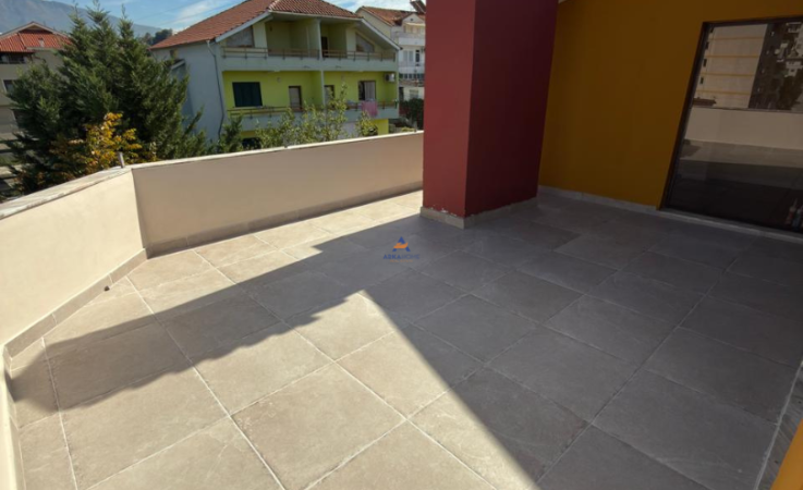 Tirane, jepet me qera ambjent biznesi Kati 3, 170 m² 5.300 € (VILAT GJERMANE)