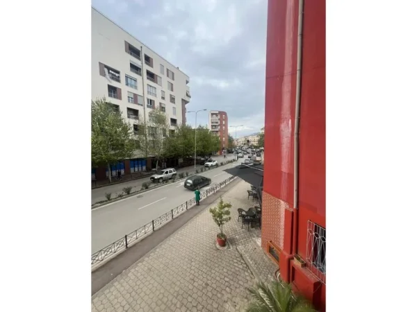 Tirane, jepet me qera zyre Kati 2, 157 m² 1.200 € (Ali Demi)