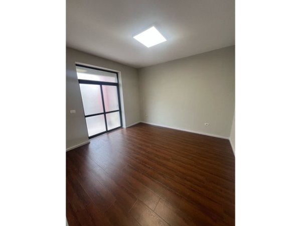 Tirane, jepet me qera zyre Kati 2, 157 m² 1.500 € (Ali Demi)