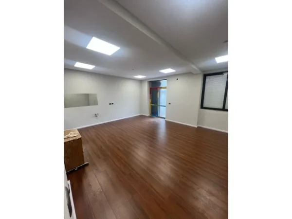 Tirane, jepet me qera zyre Kati 2, 157 m² 1.200 € (Ali Demi)