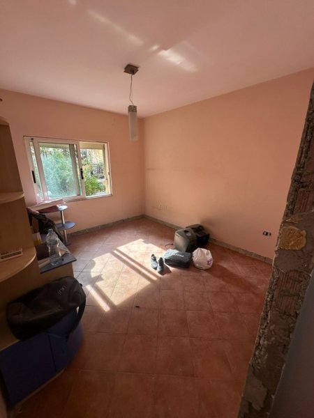 Tirane, shitet apartament 1+1+Aneks+Ballkon Kati 1, 81 m² 190.000 € (Komuna Parisit)