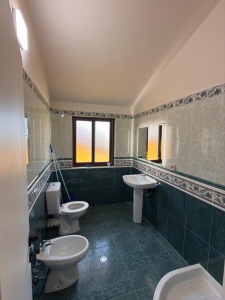 Tirane, jepet me qera ambjent biznesi Kati 3, 170 m² 1.900 € (VILAT GJERMANE)