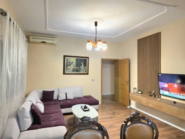 Tirane, jepet me qera apartament 3+1 Kati 2, 170 m² 800 € (fusha aviacionit)