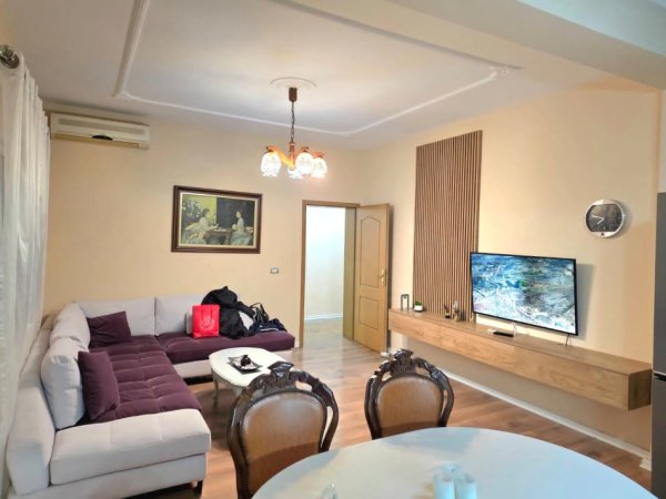 Tirane, jepet me qera apartament 3+1 Kati 2, 170 m² 800 € (fusha aviacionit)
