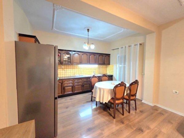 Tirane, jepet me qera apartament 3+1 Kati 2, 170 m² 800 € (fusha aviacionit)