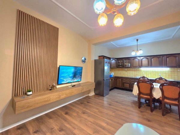 Tirane, jepet me qera apartament 3+1 Kati 2, 170 m² 800 € (fusha aviacionit)