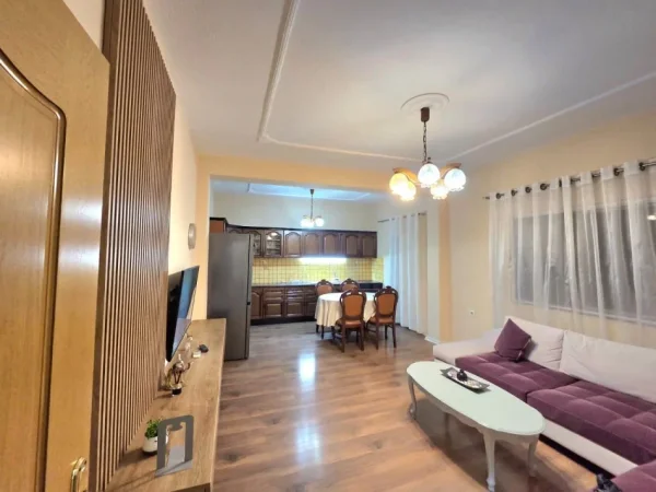 Tirane, jepet me qera apartament 3+1 Kati 2, 170 m² 800 € (fusha aviacionit)