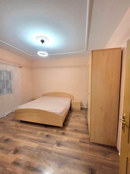 Tirane, jepet me qera apartament 3+1 Kati 2, 170 m² 800 € (fusha aviacionit)
