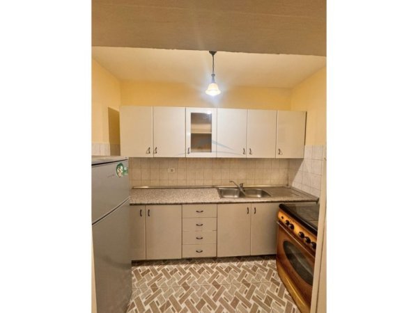 Tirane, jepet me qera apartament 3+1 Kati 4, 87 m² 600 € (Rruga Hamit Shijaku, Bulevardi Zogu I)