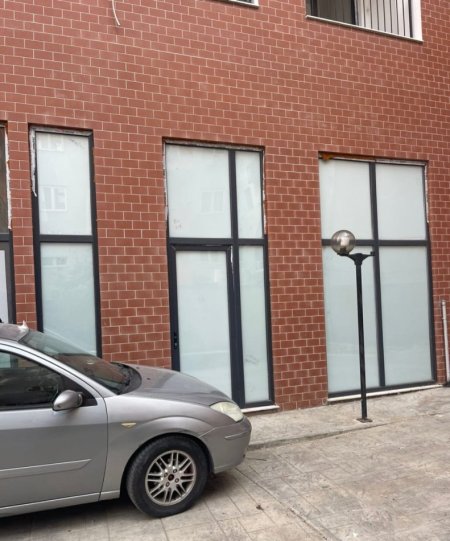 Tirane, jepet me qera ambjent biznesi Kati 0, 100 m² 900 € (BULEVARDI I RI)
