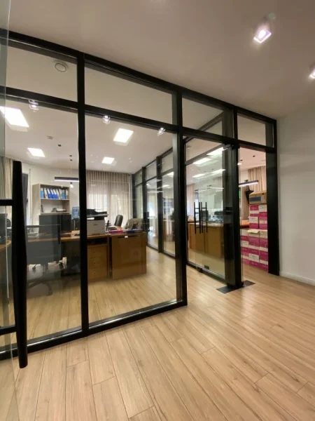 Tirane, jepet me qera ambjent biznesi Kati 1, 315 m² 4.200 € (qender)