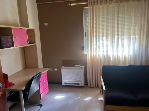 Tirane, jepet me qera apartament 2+1 Kati 3, 116 m² 550 € (astir)