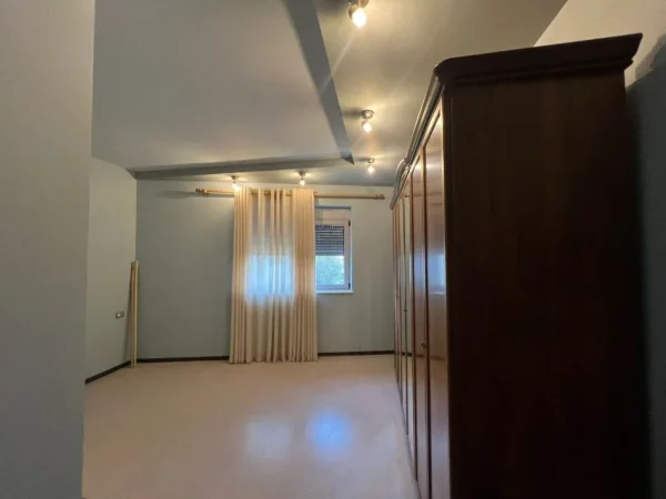 Tirane, jepet me qera apartament 2+1 Kati 3, 116 m² 550 € (astir)