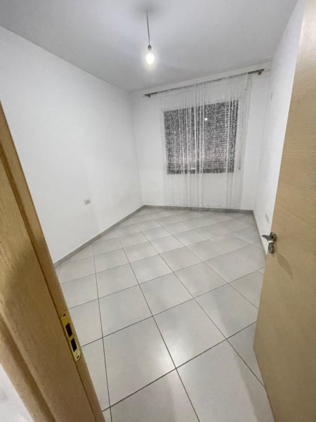 Tirane, jepet me qera apartament 3+1 , 136 m² 600 € 