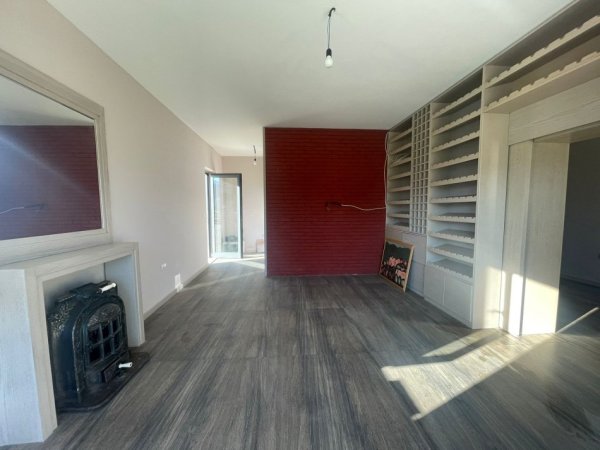 SHITET SHTEPI PRIVATE +TOKE NE VISHNJE