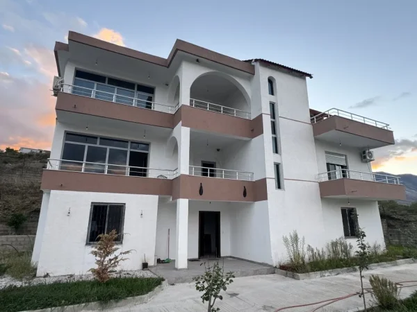 Gjirokaster, shes Vile 3 Katshe , 270.000 € (Rruga Zeman Haska)