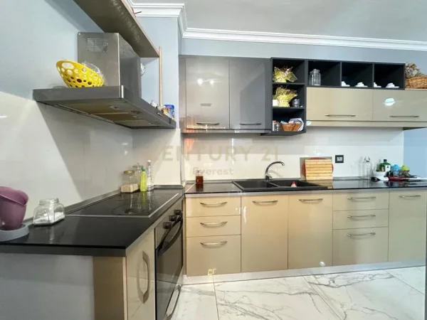 Tirane, shitet apartament 3+1 Kati 2, 160 m² 200.000 € 