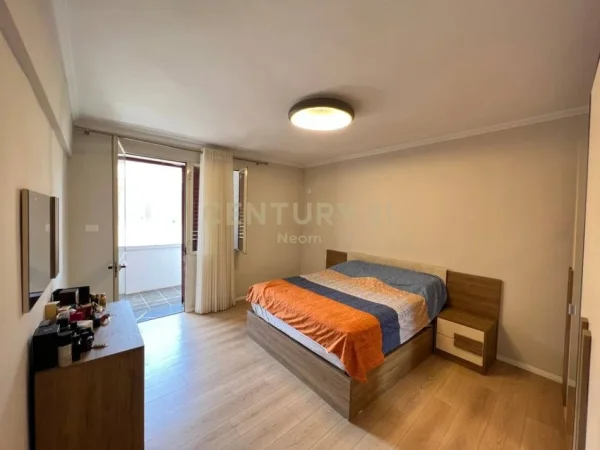 Tirane, jepet me qera apartament 3+1+Aneks+Ballkon Kati 1, 185 m² 800 € (Xhamlliku)