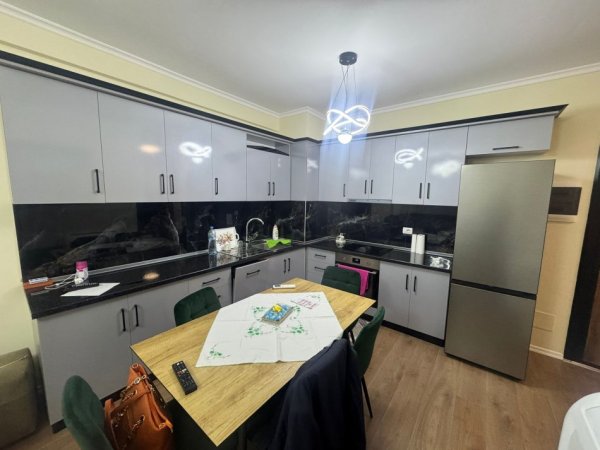 Tirane, jepet me qera apartament 2+1 Kati 1, 500 € 
