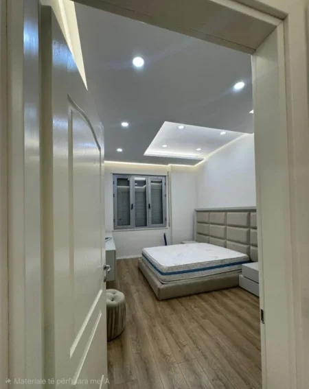 Tirane, jepet me qera apartament 2+1+Ballkon , 120 m² 1.000 € (pazari i ri)