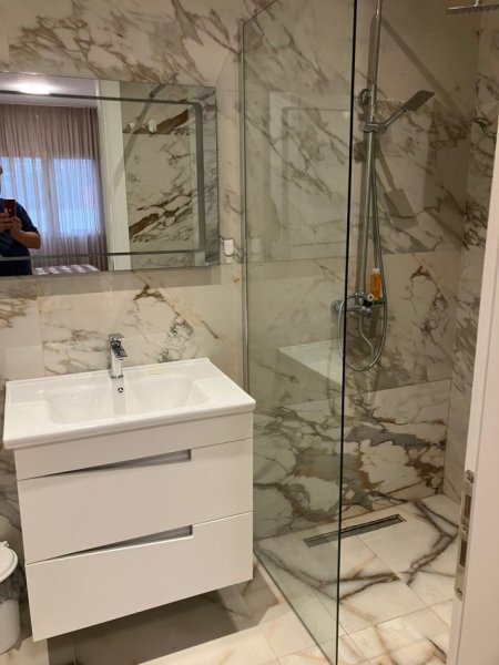 Tirane, jap me qera apartament 3+1+Ballkon Kati 4, 95 m² 800 € (Kopshti botanik)