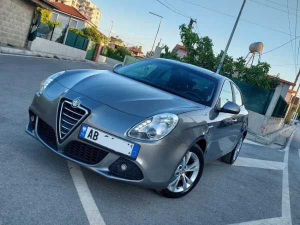 Vlore - Lungomare, shes makine Alfa Giulietta 2013 1.6Naft 4 Porta Nafte, gri e erret manuale Klima 216.865 km 5.500 €