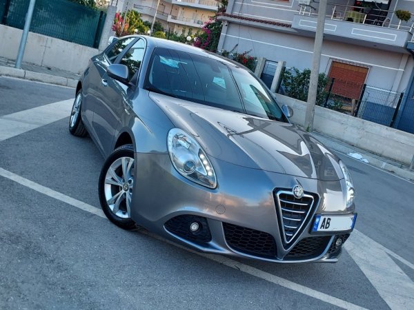 Vlore - Lungomare, shes makine Alfa Giulietta 2013 1.6Naft 4 Porta Nafte, gri e erret manuale Klima 216.865 km 5.500 €