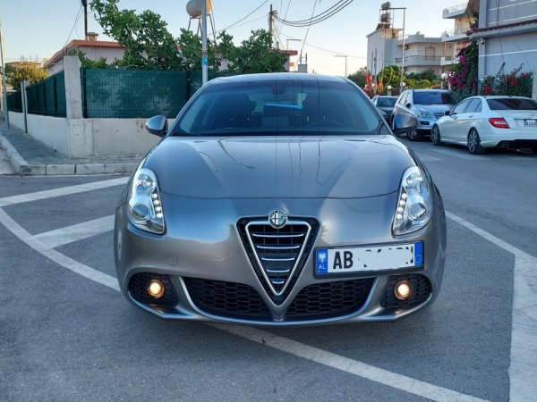 Vlore - Lungomare, shes makine Alfa Giulietta 2013 1.6Naft 4 Porta Nafte, gri e erret manuale Klima 216.865 km 5.500 €