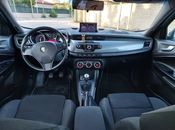 Vlore - Lungomare, shes makine Alfa Giulietta 2013 1.6Naft 4 Porta Nafte, gri e erret manuale Klima 216.865 km 5.500 €