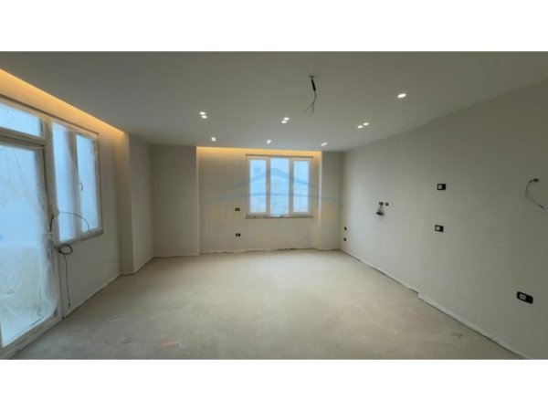 Tirane, jepet me qera zyre Kati 10, 143 m² 1.800 € (Ish Ekspozita, Bulevardi Gjergj Fishta)