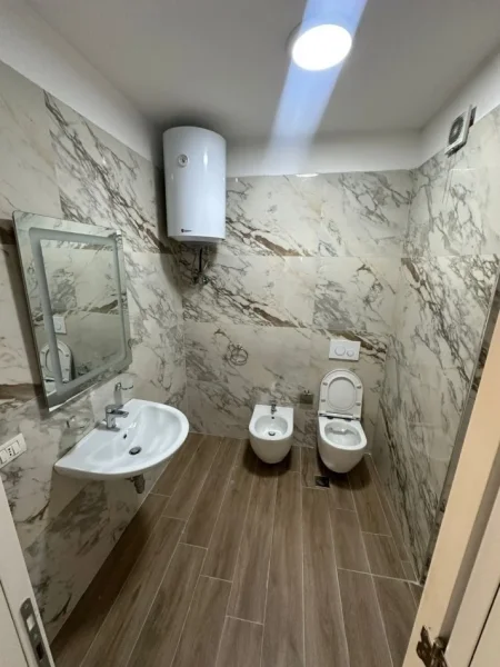 Tirane, jap me qera apartament 2+1+Aneks+Ballkon Kati 3, 120 m² 700 € (Prane ozone)