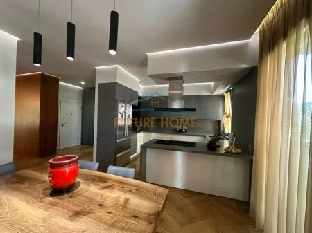 Tirane, shitet apartament 3+1 , 267 m² 800.000 € 