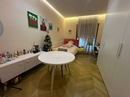 Tirane, shitet apartament 3+1 , 267 m² 800.000 € 